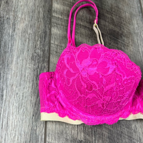 32B VS Pink Lace Date Bra - Picture 2 of 11